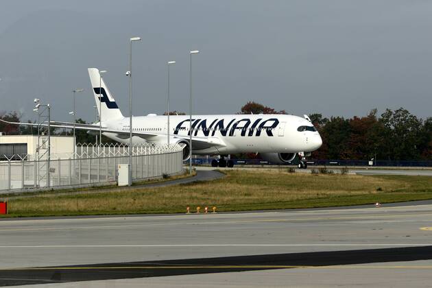 19.10.2015, Frankfurt, Fliughafen FINNAIR präsentiert den Airbus A350 X WB (WB = extra wide body - extra breiter Rumpf) der Airbus A350 X WB rollt nach der Landung auf seine Position