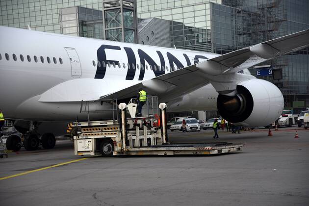 19.10.2015, Frankfurt, Fliughafen FINNAIR präsentiert den Airbus A350 X WB (WB = extra wide body - extra breiter Rumpf) der Airbus A350 X WB steht nun vor dem Terminal in seiner Position