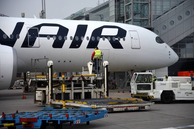19.10.2015, Frankfurt, Fliughafen FINNAIR präsentiert den Airbus A350 X WB (WB = extra wide body - extra breiter Rumpf) der Airbus A350 X WB steht nun vor dem Terminal in seiner Position