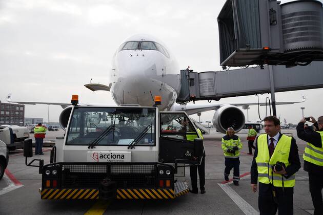 19.10.2015, Frankfurt, Fliughafen FINNAIR präsentiert den Airbus A350 X WB (WB = extra wide body - extra breiter Rumpf) der Airbus A350 X WB steht nun vor dem Terminal in seiner Position