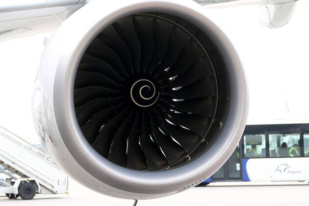 19.10.2015, Frankfurt, Fliughafen FINNAIR präsentiert den Airbus A350 X WB (WB = extra wide body - extra breiter Rumpf) ein Triebwerk des Airbus A350 X WB