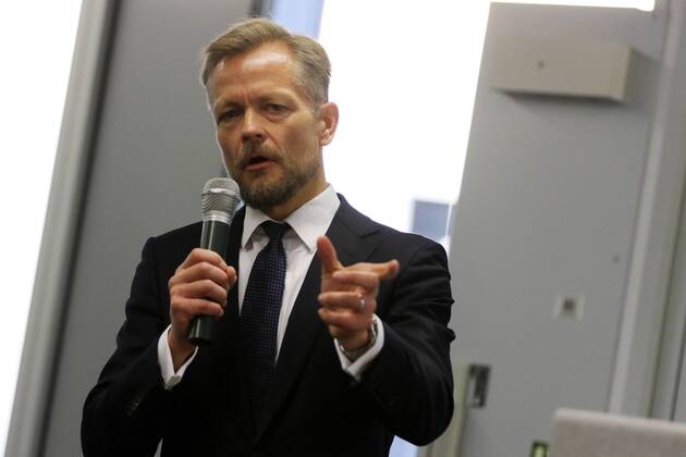 19.10.2015, Frankfurt, Fliughafen FINNAIR präsentiert den Airbus A350 X WB (WB = extra wide body - extra breiter Rumpf) Jan Pellinen Sales Direktor FINNAIR