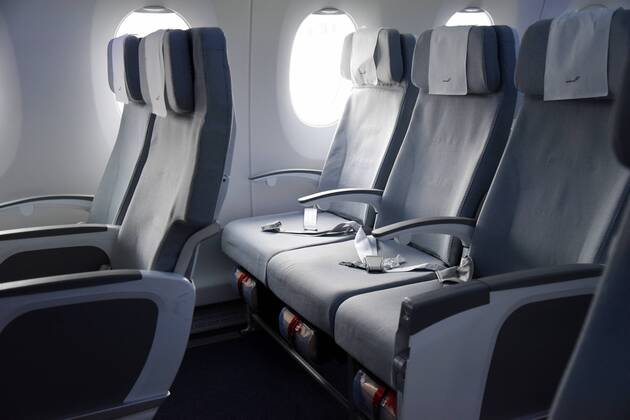 19.10.2015, Frankfurt, Fliughafen FINNAIR präsentiert den Airbus A350 X WB (WB = extra wide body - extra breiter Rumpf) viel Beinfreiheit auch in der Economy Class bietet der Airbus A350