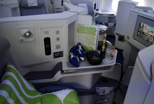 19.10.2015, Frankfurt, Fliughafen FINNAIR präsentiert den Airbus A350 X WB (WB = extra wide body - extra breiter Rumpf) jeder denkbare Anschluss für Elektronik und Comfort an jedem Platz der Bussiness Class