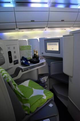 19.10.2015, Frankfurt, Fliughafen FINNAIR präsentiert den Airbus A350 X WB (WB = extra wide body - extra breiter Rumpf) jeder denkbare Anschluss für Elektronik und Comfort an jedem Platz der Bussiness Class