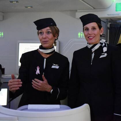 19.10.2015, Frankfurt, Fliughafen FINNAIR präsentiert den Airbus A350 X WB (WB = extra wide body - extra breiter Rumpf) die charmanten Stewardessen der Finnair Frau Hyytrainen und Frau Elgh erläutern den Comfort für die Reisenden