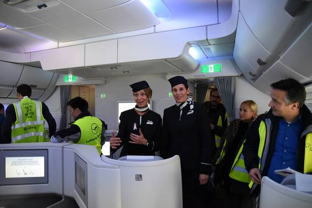 19.10.2015, Frankfurt, Fliughafen FINNAIR präsentiert den Airbus A350 X WB (WB = extra wide body - extra breiter Rumpf) die charmanten Stewardessen der Finnair Frau Hyytrainen und Frau Elgh erläutern den Comfort für die Reisenden