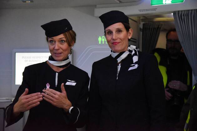 19.10.2015, Frankfurt, Fliughafen FINNAIR präsentiert den Airbus A350 X WB (WB = extra wide body - extra breiter Rumpf) die charmanten Stewardessen der Finnair Frau Hyytrainen und Frau Elgh erläutern den Comfort für die Reisenden