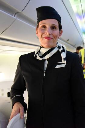 19.10.2015, Frankfurt, Fliughafen FINNAIR präsentiert den Airbus A350 X WB (WB = extra wide body - extra breiter Rumpf) die charmante Stewardessen der Finnair F Frau Elgh freut sich auf den ersten Flug nach Helsinki