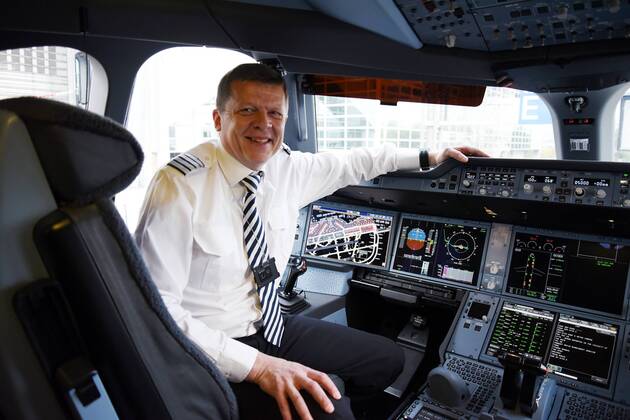 19.10.2015, Frankfurt, Fliughafen FINNAIR präsentiert den Airbus A350 X WB (WB = extra wide body - extra breiter Rumpf) Captain Jari Tamminen in seinem Cockpit freut sich auf den flug nach Helsinki