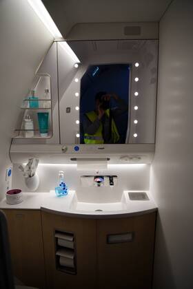 19.10.2015, Frankfurt, Fliughafen FINNAIR präsentiert den Airbus A350 X WB (WB = extra wide body - extra breiter Rumpf) komfortabel auch die Damentoilette mit beleuchtetem Spiegel