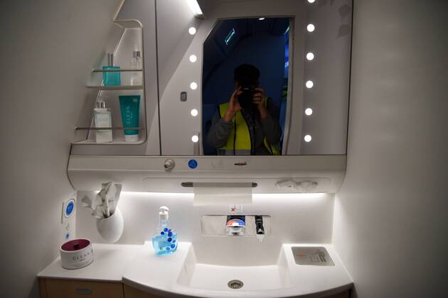 19.10.2015, Frankfurt, Fliughafen FINNAIR präsentiert den Airbus A350 X WB (WB = extra wide body - extra breiter Rumpf) komfortabel auch die Damentoilette mit beleuchtetem Spiegel