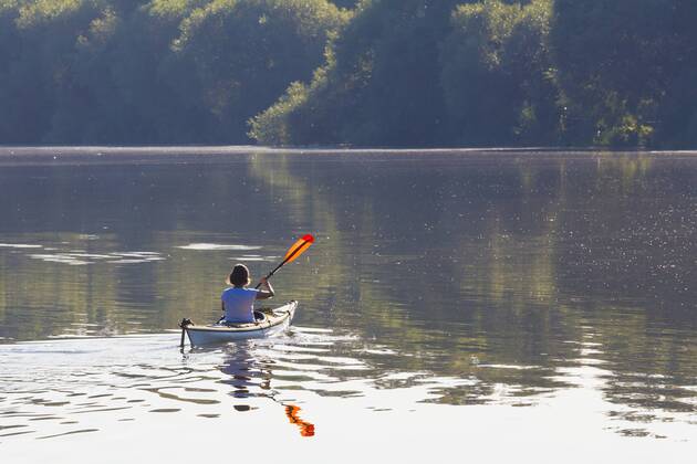 Germany, Stuttgart, woman kayaking on Max-Eyth-See model released Symbolfoto property released  WDF003245