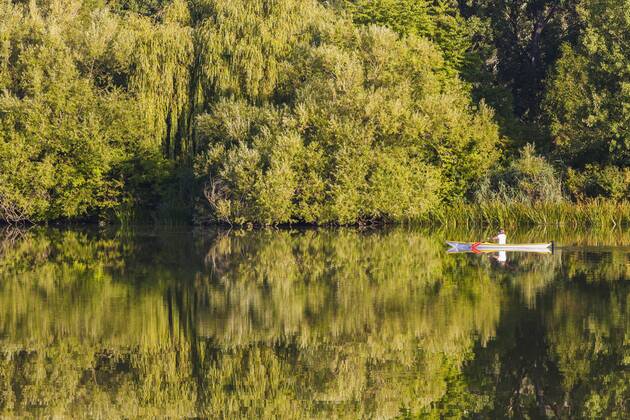 Germany, Stuttgart, woman kayaking on Max-Eyth-See model released Symbolfoto property released  WDF003246