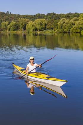 Germany, Stuttgart, woman kayaking on Max-Eyth-See model released Symbolfoto property released  WDF003249