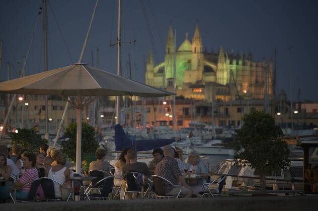 spain, balearic islands, mallorca, palma de mallorca cafe with the cathedral behind set in the evening. Copyright: BalearicxIslandsxeyexubiquitousx xhutchison 904_07_20068471