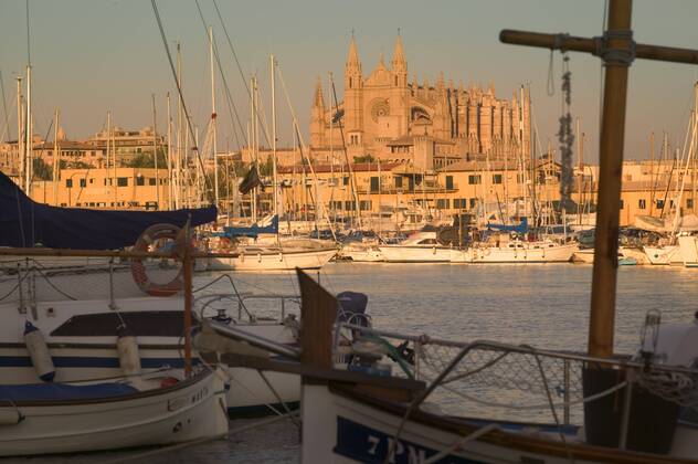 spain, balearic islands, mallorca, palma de mallorca view of the cathedral across the port. Copyright: BalearicxIslandsxeyexubiquitousx xhutchison 904_07_20068481