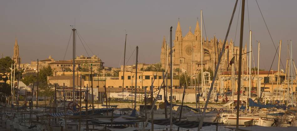 spain, balearic islands, mallorca, palma de mallorca panoramic view of the cathedral across the port. Copyright: xEyexUbiquitous 904_07_20068508