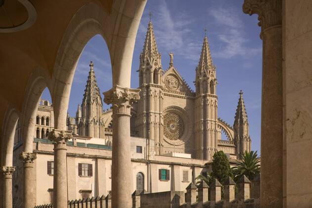 spain, balearic islands, mallorca, palma de mallorca view of the cathedral from under a row of arches. Copyright: BalearicxIslandsxeyexubiquitousx xhutchison 904_14_20068473