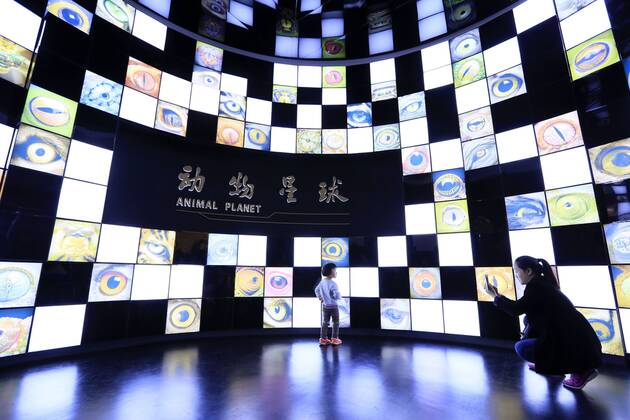 CHONGQING -- People visit the new Chongqing Museum of Natural History in Chongqing, southwest China, Nov. 15, 2015. The new Chongqing Museum of Natural History, the second largest natural museum in China, reopened on Nov. 9, 2015. ) (zwx) CHINA-CHONGQING-MUSEUM OF NATURAL HISTORY-REOPENING(CN) QinxTingfu 