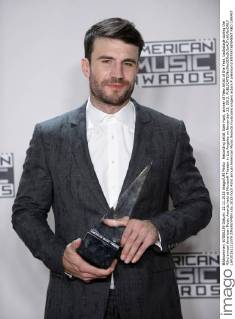 Recording artist Sam Hunt, winner of New Artist of the Year, backstage during the 43rd annual American Music Awards held at Microsoft Theater in Los Angeles on November 22, 2015.  LAP20151122379 JIMxRUYMEN