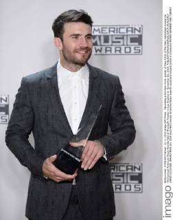 Recording artist Sam Hunt, winner of New Artist of the Year, backstage during the 43rd annual American Music Awards held at Microsoft Theater in Los Angeles on November 22, 2015.  LAP20151122380 JIMxRUYMEN
