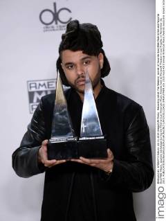 Recording artist The Weeknd, winner of Favorite Soul R&B Male Artist and Favorite Soul R&B Album, appears backstage during the 43rd annual American Music Awards held at Microsoft Theater in Los Angeles on November 22, 2015.  LAP20151122425 JIMxRUYMEN