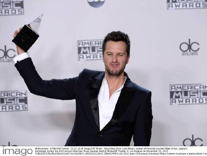 Recording artist Luke Bryan, winner of Favorite Country Male Artist, appears backstage during the 43rd annual American Music Awards held at Microsoft Theater in Los Angeles on November 22, 2015.  LAP20151122415 JIMxRUYMEN