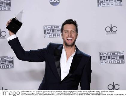 Recording artist Luke Bryan, winner of Favorite Country Male Artist, appears backstage during the 43rd annual American Music Awards held at Microsoft Theater in Los Angeles on November 22, 2015.  LAP20151122416 JIMxRUYMEN