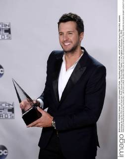 Recording artist Luke Bryan, winner of Favorite Country Male Artist, appears backstage during the 43rd annual American Music Awards held at Microsoft Theater in Los Angeles on November 22, 2015.  LAP20151122419 JIMxRUYMEN