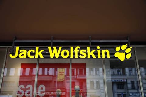 Jack Wolfskin Firmenlogo an Filiale Jack Wolfskin Firmenlogo an Filiale