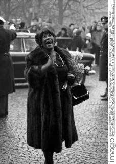 IMAGO ICONS: Ella Fitzgerald Ankunft der Stars zur Bambi Preisverleihung im Herkules Saal der Münchner Residenz am 22. Januar 1967: Ella Fitzgerald. 24s36swNeg103 Copyright: HeinzxBrowers UnitedArchives2003226