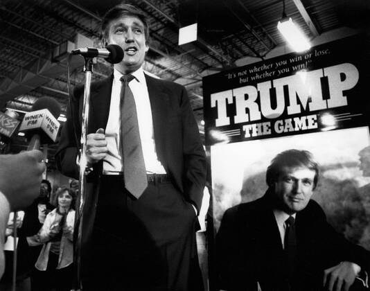 Donald Trump, 75. Geburtstag am 14. Juni May 4, 1989 - Longmeadow, Massachusetts, U.S. - DONALD TRUMP visited Milton Bradley in East Longmeadow, Mass., Thursday May 4, 1989, to meet with producers of his new game, Trump: The Game. The New York real estate magnate stepped down from his shiny black helicopter at Milton Bradley Co. for an hour to celebrate a new board game named for him. He pledged to give away his royalties from sales of Trump the Game to the homeless and research on AIDS, multiple sclerosis and other diseases. The slogan of the game reads It s not whether you win or lose but whether you win! Trump is now running in the 2016 United States Presidential election. Longmeadow U.S. - ZUMAby1_
