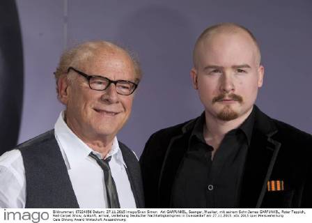Art GARFUNKEL, Saenger, Musiker, mit seinem Sohn James GARFUNKEL, Roter Teppich, Red Carpet Show, Ankunft, arrival, Verleihung Deutscher Nachhaltigkeitspreis in Duesseldorf am 27.11.2015.