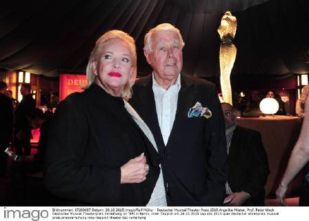 Deutscher Musical Theater Preis 2015 Angelika Milster, Prof. Peter Weck Deutscher Musical Theaterpreis Verleihung im TIPI in Berlin, roter Teppich am 26.10.2015