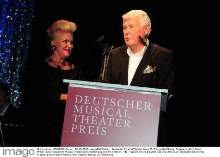 Deutscher Musical Theater Preis 2015 Angelika Milster, Saengerin, Prof. Peter Weck, Autor Deutscher Musical Theaterpreis Verleihung im TIPI in Berlin, roter Teppich am 26.10.2015
