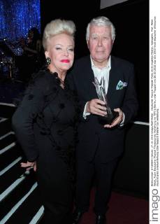 Deutscher Musical Theater Preis 2015 Angelika Milster, Saengerin, Prof. Peter Weck, Autor Deutscher Musical Theaterpreis Verleihung im TIPI in Berlin, roter Teppich am 26.10.2015
