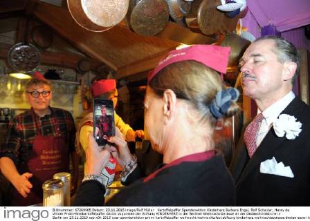 Kartoffelpuffer Spendenaktion Kinderherz Barbara Engel, Rolf Scheider, Henry de Winter Promi-Bratkartoffelpuffer Aktion zugunsten der Stiftung KINDERHERZ in der Berliner Weihnachtsterasse an der Gedaechtniskirche in Berlin am 23.11.2015