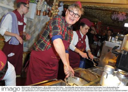 Kartoffelpuffer Spendenaktion Kinderherz Rolf Scheider Promi-Bratkartoffelpuffer Aktion zugunsten der Stiftung KINDERHERZ in der Berliner Weihnachtsterasse an der Gedaechtniskirche in Berlin am 23.11.2015