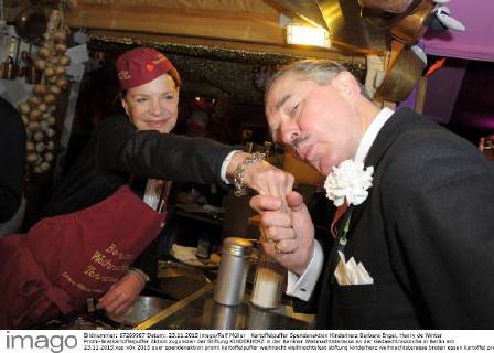 Kartoffelpuffer Spendenaktion Kinderherz Barbara Engel, Henry de Winter Promi-Bratkartoffelpuffer Aktion zugunsten der Stiftung KINDERHERZ in der Berliner Weihnachtsterasse an der Gedaechtniskirche in Berlin am 23.11.2015