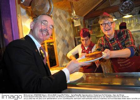 Kartoffelpuffer Spendenaktion Kinderherz Rolf Scheider, Heny de Winter Promi-Bratkartoffelpuffer Aktion zugunsten der Stiftung KINDERHERZ in der Berliner Weihnachtsterasse an der Gedaechtniskirche in Berlin am 23.11.2015