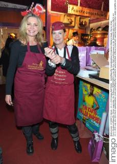 Kartoffelpuffer Spendenaktion Kinderherz Barbara Engel, Maren Gilzer, Promi-Bratkartoffelpuffer Aktion zugunsten der Stiftung KINDERHERZ in der Berliner Weihnachtsterasse an der Gedaechtniskirche in Berlin am 23.11.2015