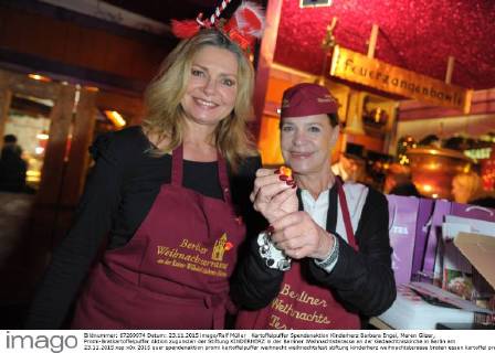Kartoffelpuffer Spendenaktion Kinderherz Barbara Engel, Maren Gilzer, Promi-Bratkartoffelpuffer Aktion zugunsten der Stiftung KINDERHERZ in der Berliner Weihnachtsterasse an der Gedaechtniskirche in Berlin am 23.11.2015