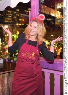 Kartoffelpuffer Spendenaktion Kinderherz Maren Gilzer Promi-Bratkartoffelpuffer Aktion zugunsten der Stiftung KINDERHERZ in der Berliner Weihnachtsterasse an der Gedaechtniskirche in Berlin am 23.11.2015