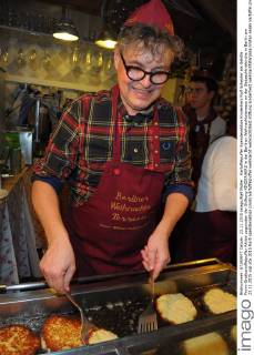Kartoffelpuffer Spendenaktion Kinderherz Rolf Scheider als Gehilfe Promi-Bratkartoffelpuffer Aktion zugunsten der Stiftung KINDERHERZ in der Berliner Weihnachtsterasse an der Gedaechtniskirche in Berlin am 23.11.2015
