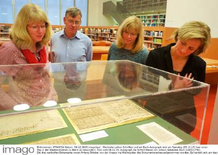 Wertvolle Luther-Schriften und ein Bach-Autograph sind am Samstag (05.12.15) fuer einen Tag in der Staatsbibliothek zu Berlin zu bewundern. Foto vom 04.12.15: Autograph der h-Moll-Messe von Johann Sebastian Bach (1685-1750). Die drei wertvollen Dokumente waren Anfang Oktober von der Unesco ins Weltregister des Dokumentenerbes aufgenommen worden. Es handelt sich um das Autograph der h-Moll-Messe von Johann Sebastian Bach (1685-1750), einen Druck der 95 Thesen des Reformators Martin Luther (1483-1546) und um Luthers hebraeische Bibel. (Siehe epd-Meldung vom 04.12.15) Wertvolle Schriften von Luther und Bach in Berlin zu sehen Copyright: epd-bild RolfxZoellner EDITORIAL USE ONLY
