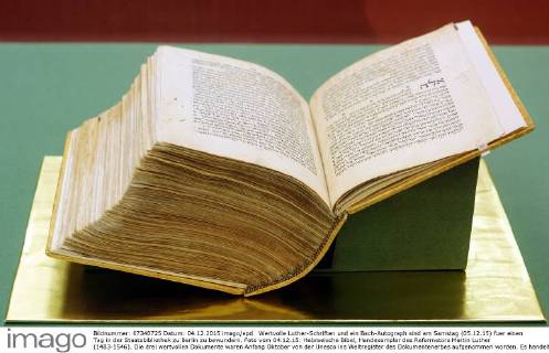 Wertvolle Luther-Schriften und ein Bach-Autograph sind am Samstag (05.12.15) fuer einen Tag in der Staatsbibliothek zu Berlin zu bewundern. Foto vom 04.12.15: Hebraeische Bibel, Handexemplar des Reformators Martin Luther (1483-1546). Die drei wertvollen Dokumente waren Anfang Oktober von der Unesco ins Weltregister des Dokumentenerbes aufgenommen worden. Es handelt sich um das Autograph der h-Moll-Messe von Johann Sebastian Bach (1685-1750), einen Druck der 95 Thesen des Reformators Martin Luther (1483-1546) und um Luthers hebraeische Bibel. (Siehe epd-Meldung vom 04.12.15) Wertvolle Schriften von Luther und Bach in Berlin zu sehen Copyright: epd-bild RolfxZoellner EDITORIAL USE ONLY