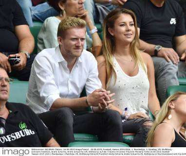 16.08.2015, Fussball, Saison 2015 2016, 1. Bundesliga, 1. Spieltag, VfL Wolfsburg - Eintracht Frankfurt, Andre Schürrle, Andre Schuerrle (VfL Wolfsburg) auf der Tribüne mit seiner Freundin Montana Yorke 16 08 2015 Football Season 2015 2016 1 Bundesliga 1 Matchday VfL Wolfsburg Eintracht Frankfurt André Schürrle André Schuerrle VfL Wolfsburg on the Grandstand with his Girlfriend Montana Yorke