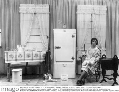 Redding, California: c. 1925. A window display by George Hauber at the McCormick-Saeltzer department store for Frigidaire refrigerators Copyright: xUnderwoodxArchives 1-Store-D-App_1HR