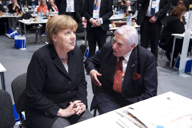 Angela MERKEL, Bundeskanzlerin und CDU-Vorsitzende, im Gespraech mit Christian SCHWARZ-SCHILLING, ehemaliger Bundespostminister, CDU-Parteitag 2015 in Karlsruhe vom 13.- 15.12.2015, 14.12.2015.